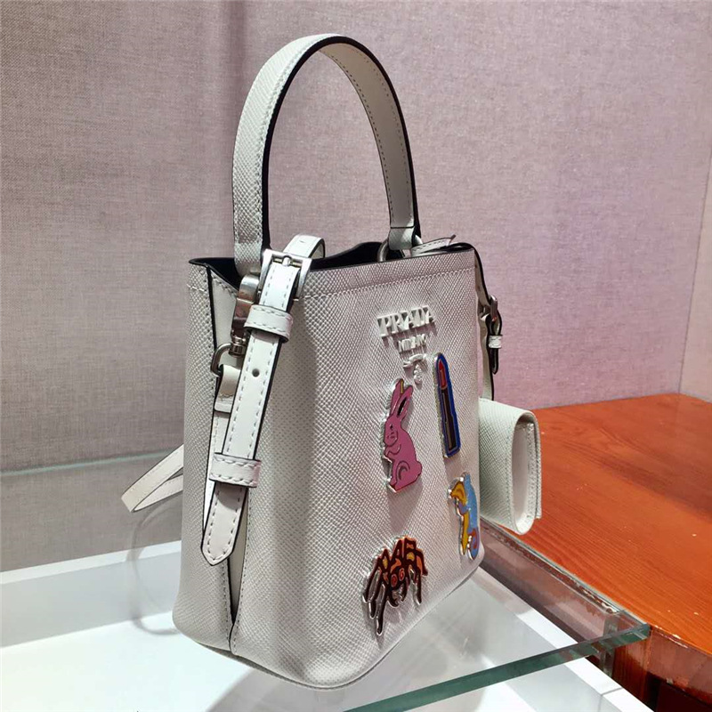 1BA217 Prada女包 Prada Panier 琺瑯金屬貼花 Saffiano皮革 Prada手袋 白色