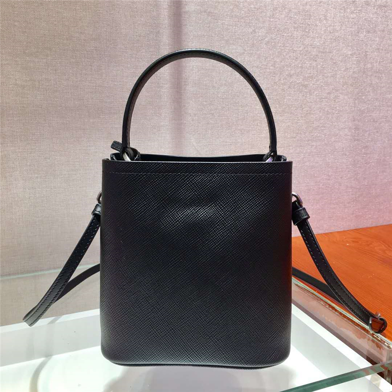 1BA217 Prada女包 Prada Panier 琺瑯金屬貼花 Saffiano皮革 Prada手袋 黑色