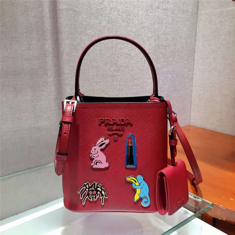 1BA217 Prada女包 Prada Panier 琺瑯金屬貼花 Saffiano皮革 Prada手袋 紅色