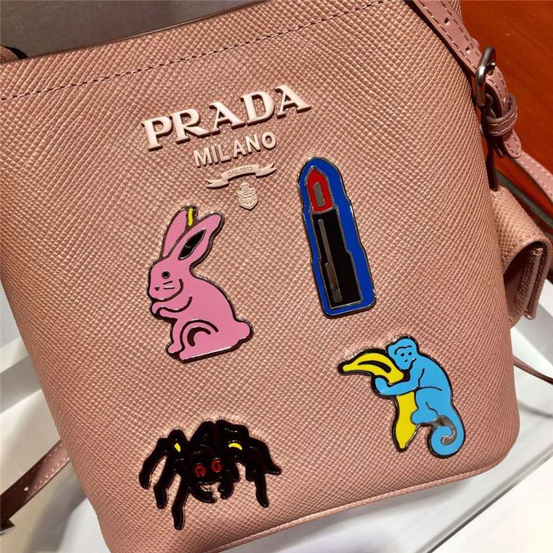 1BA217 Prada女包 Prada Panier 琺瑯金屬貼花 Saffiano皮革 Prada手袋 藕粉