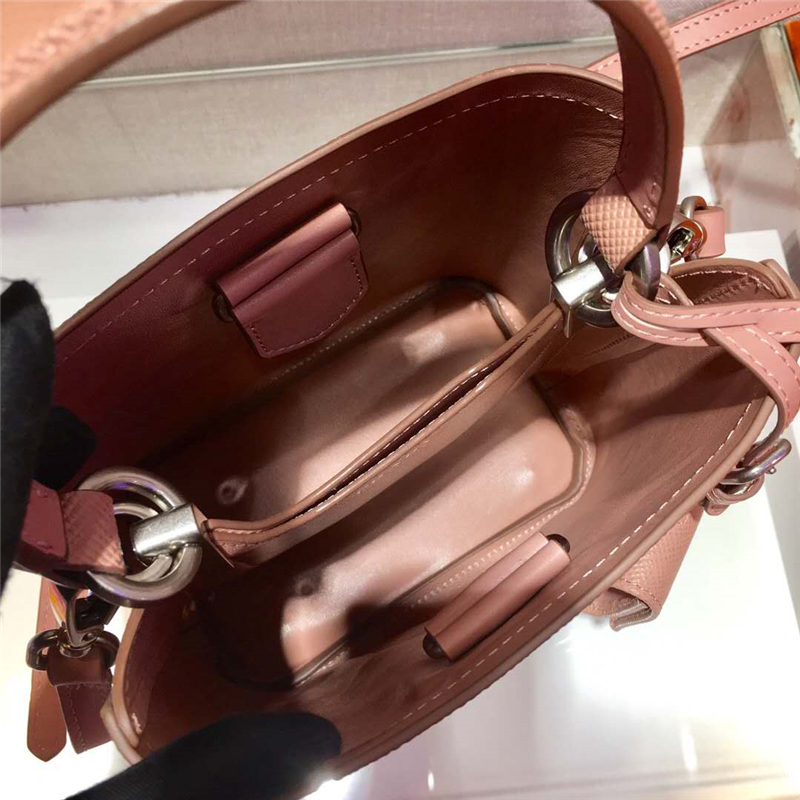 1BA217 Prada女包 Prada Panier 琺瑯金屬貼花 Saffiano皮革 Prada手袋 藕粉