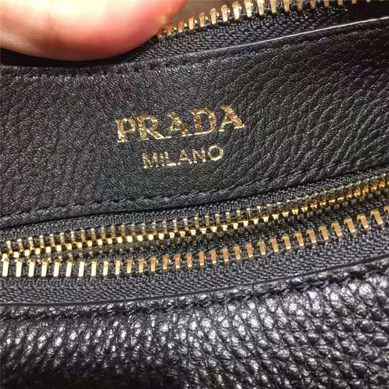 1BC052 Prada女包 彩色寬肩帶 普拉達(dá)餃子包 Prada單肩包 黑色