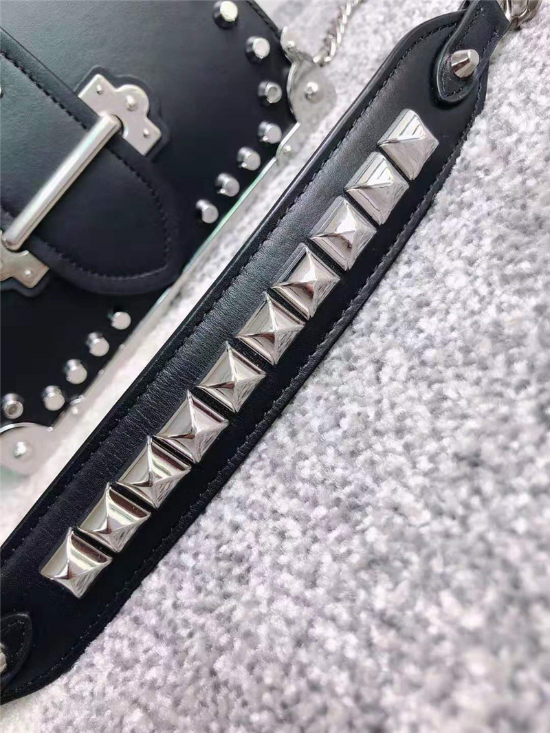 1BD045 Prada cahier女袋 新款 鉚釘裝飾 小牛皮 普拉達單肩斜挎包 黑色