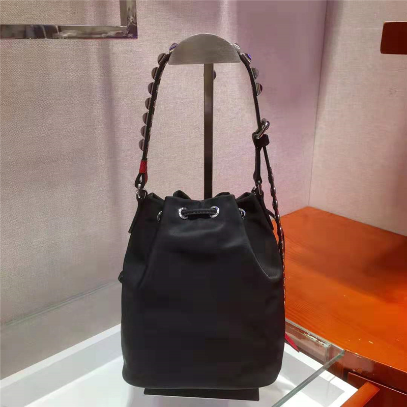 1BH1864 Prada手袋 鉚釘肩帶 抽繩水桶包 普拉達尼龍單肩斜跨包 黑色