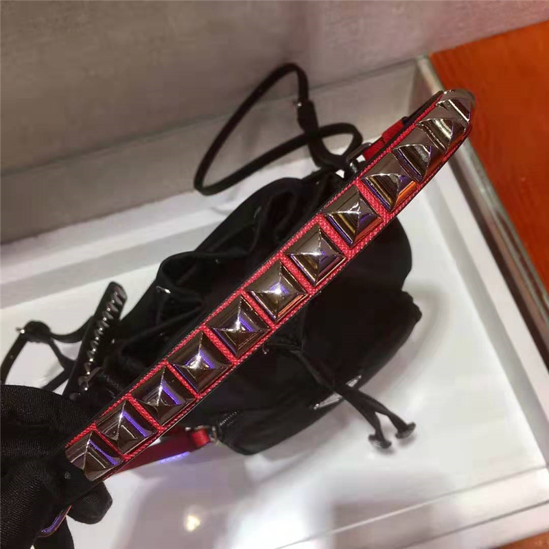 1BH1864 Prada手袋 鉚釘肩帶 抽繩水桶包 普拉達尼龍單肩斜跨包 黑色