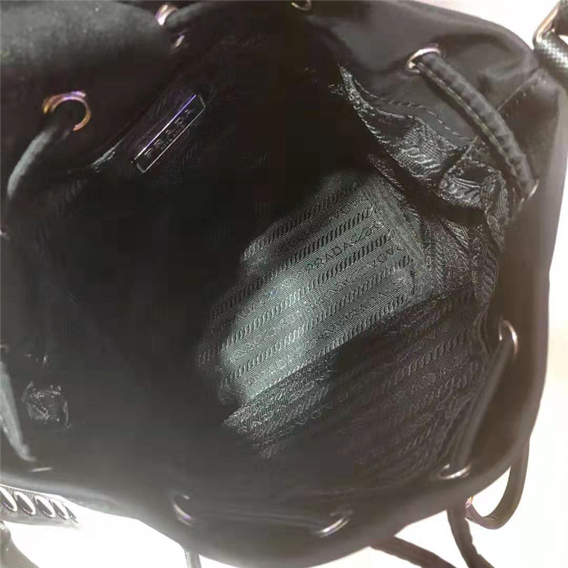 1BH1864 Prada手袋 鉚釘肩帶 抽繩水桶包 普拉達尼龍單肩斜跨包 黑色