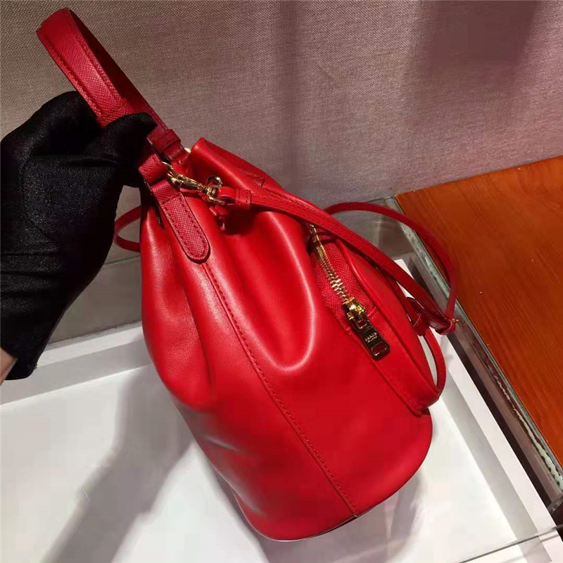 1BH038 Prada女包 普拉達(dá)手提包 小牛皮斜挎包 Prada水桶包 紅色