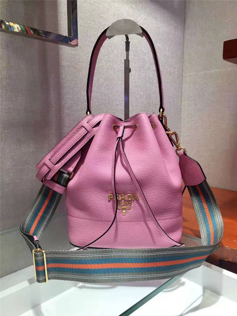1BE018 Prada女包 小牛皮鹿皮紋 普拉達手提包 抽繩水桶包 Prada肩包 粉色