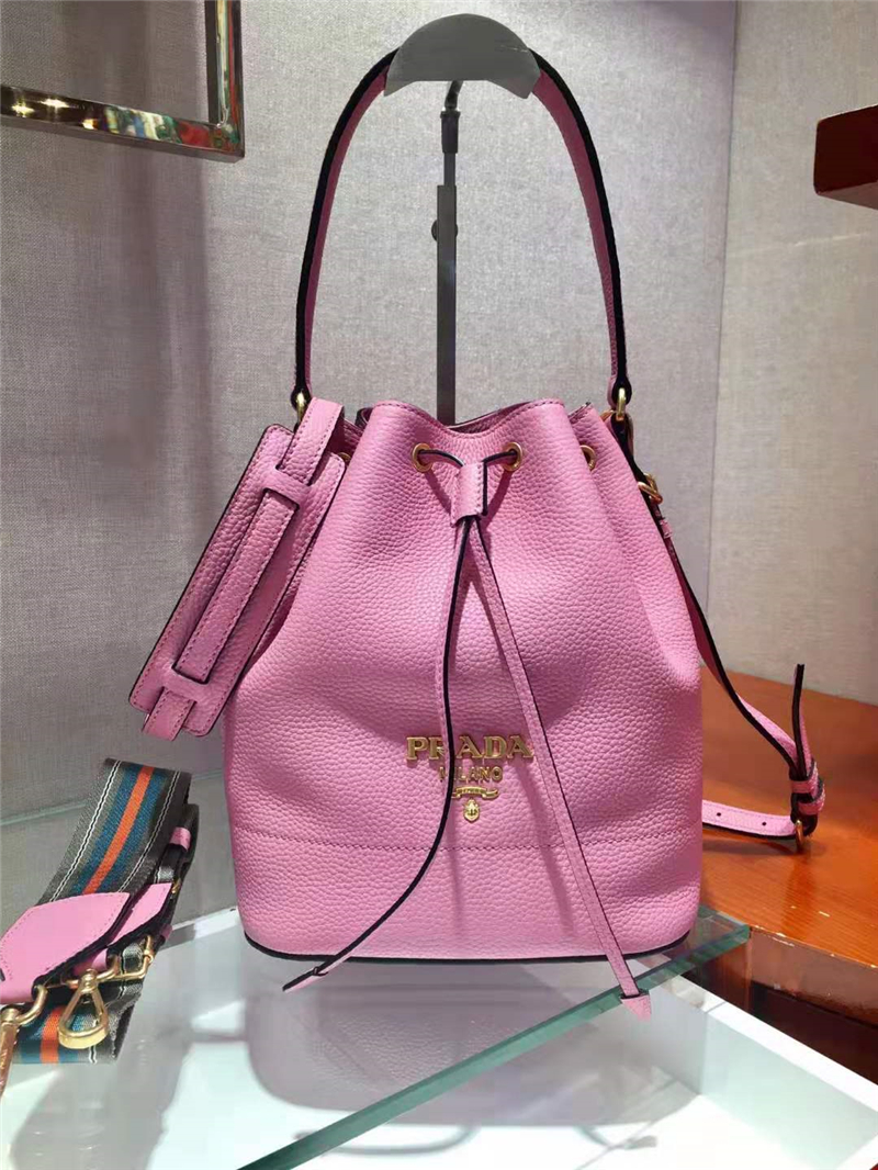1BE018 Prada女包 小牛皮鹿皮紋 普拉達手提包 抽繩水桶包 Prada肩包 粉色