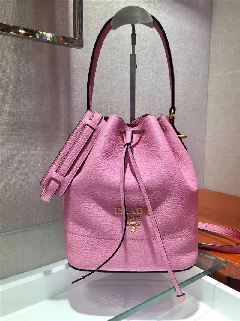 1BE018 Prada女包 小牛皮鹿皮紋 普拉達手提包 抽繩水桶包 Prada肩包 粉色