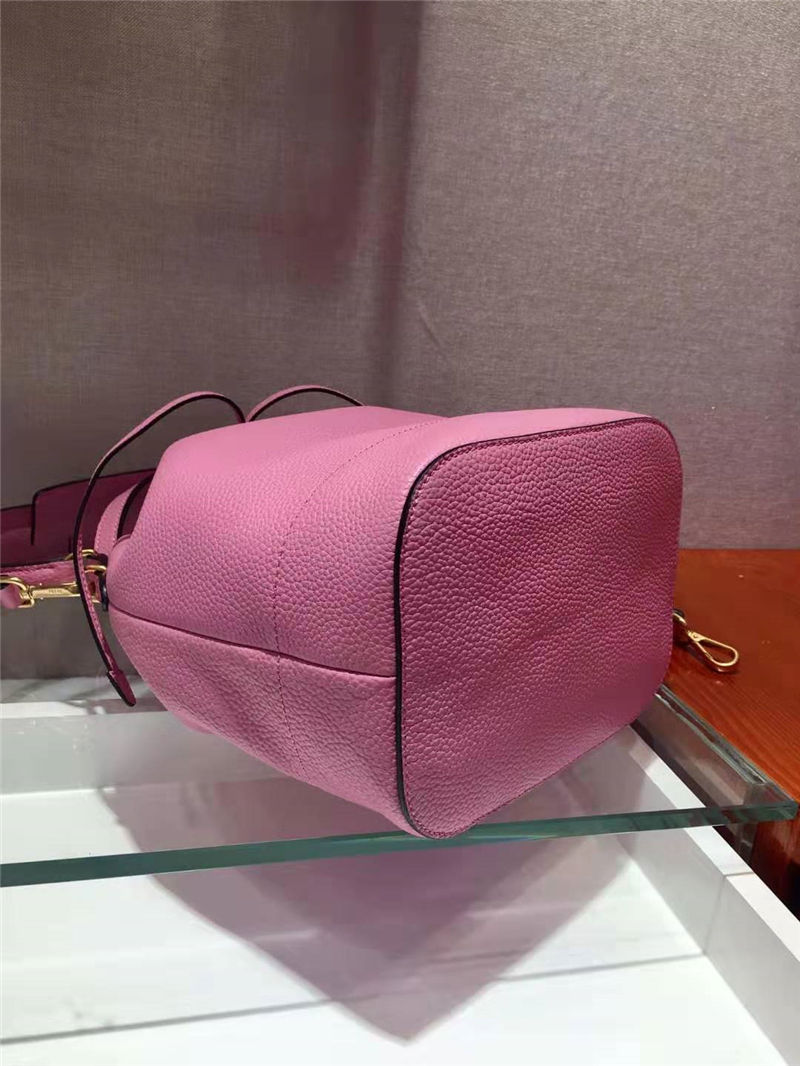 1BE018 Prada女包 小牛皮鹿皮紋 普拉達手提包 抽繩水桶包 Prada肩包 粉色