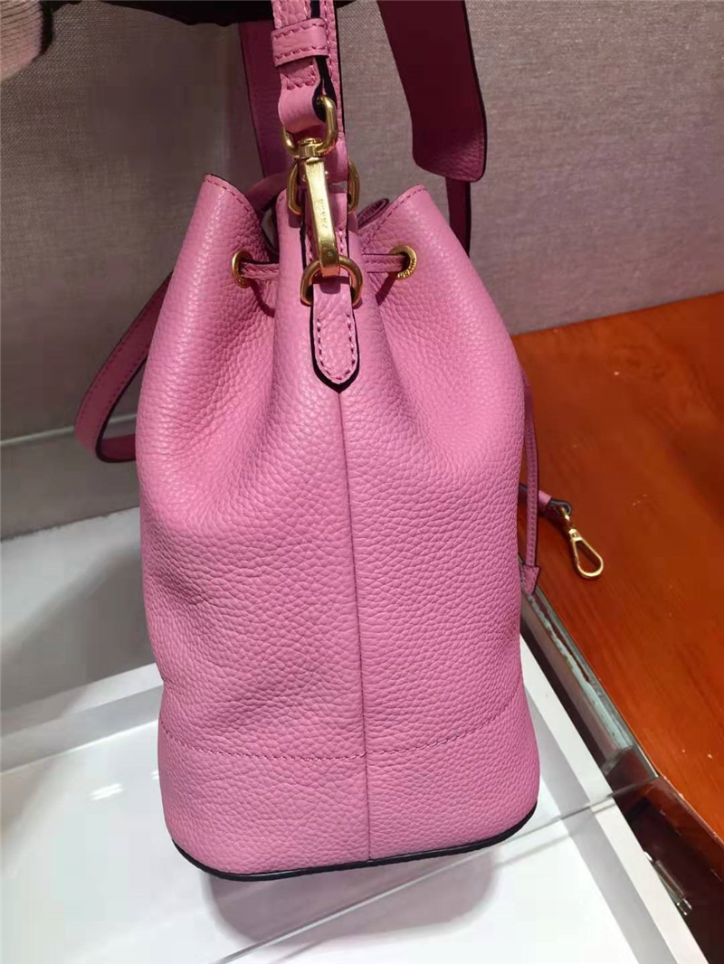 1BE018 Prada女包 小牛皮鹿皮紋 普拉達手提包 抽繩水桶包 Prada肩包 粉色