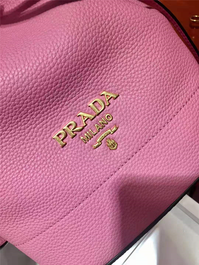 1BE018 Prada女包 小牛皮鹿皮紋 普拉達手提包 抽繩水桶包 Prada肩包 粉色