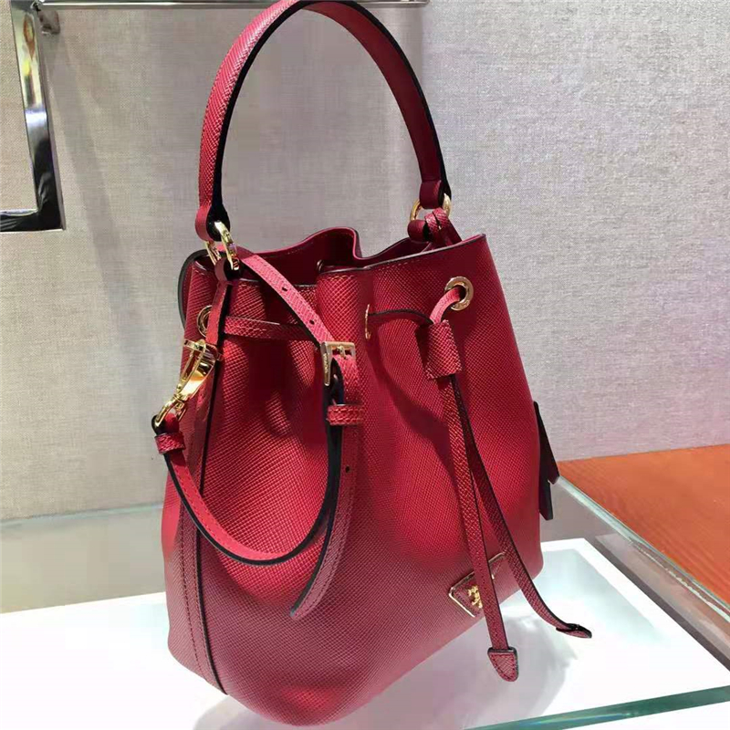 1BE032 Prada普拉達 女士休閑單肩包 粗十字紋牛皮 Prada手拎斜跨水桶包 紅色