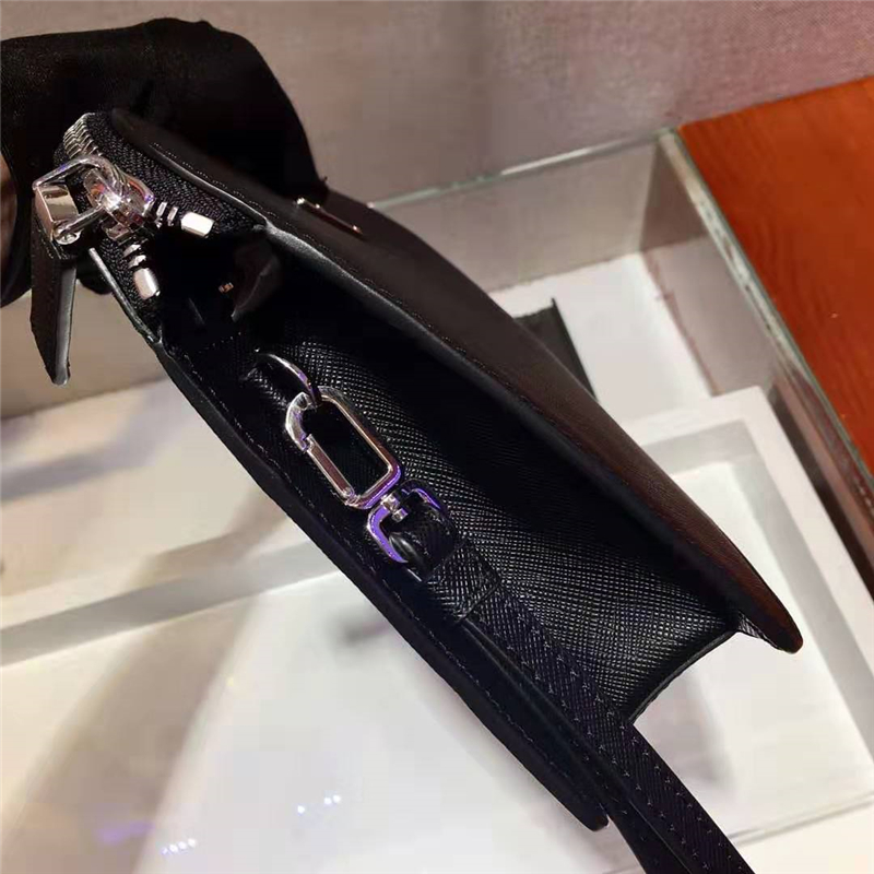 2VF056 Prada男款手包 Saffiano十字紋牛皮 三角徽標 普拉達手拿包 黑色