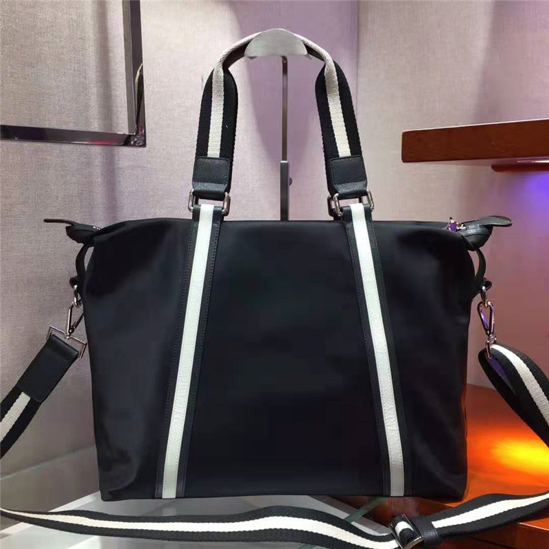 Parda男包 降落傘布料 Parda單肩斜挎包 Parda電腦夾層手提包 黑色