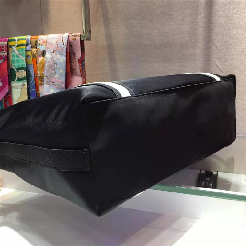 Parda男包 降落傘布料 Parda單肩斜挎包 Parda電腦夾層手提包 黑色