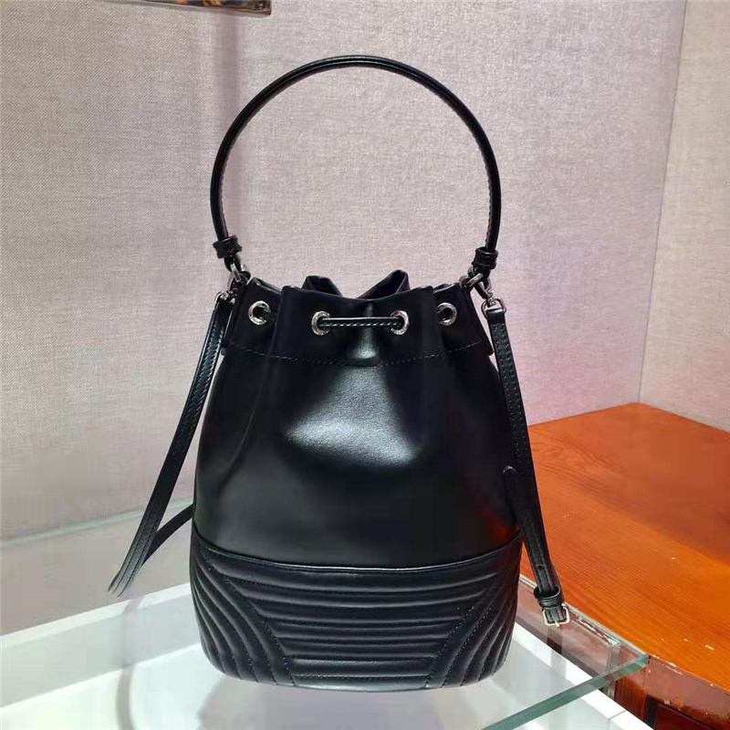 1BH038 Prada女包 普拉達手提包 絎縫 小牛皮斜挎包 Prada水桶包 黑色
