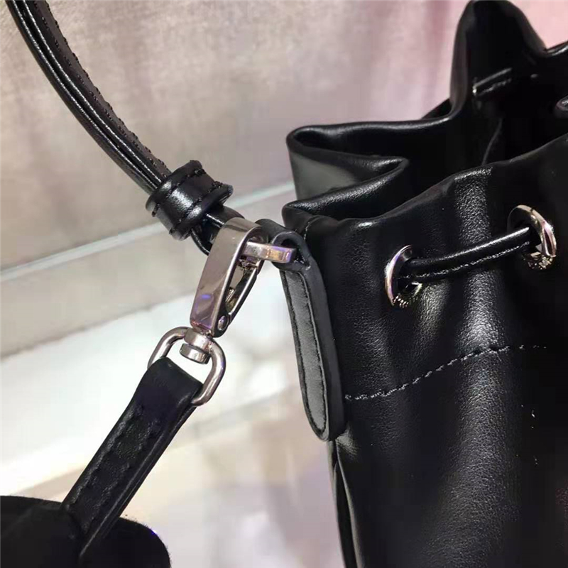 1BH038 Prada女包 普拉達手提包 絎縫 小牛皮斜挎包 Prada水桶包 黑色