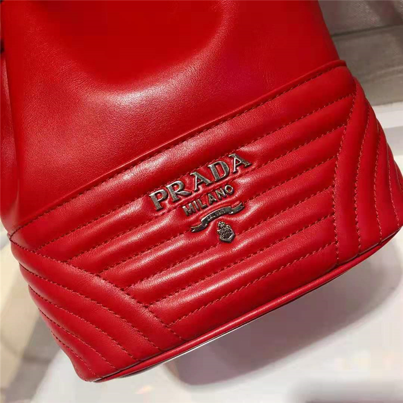 1BH038 Prada女包 普拉達手提包 絎縫 小牛皮斜挎包 Prada水桶包 紅色