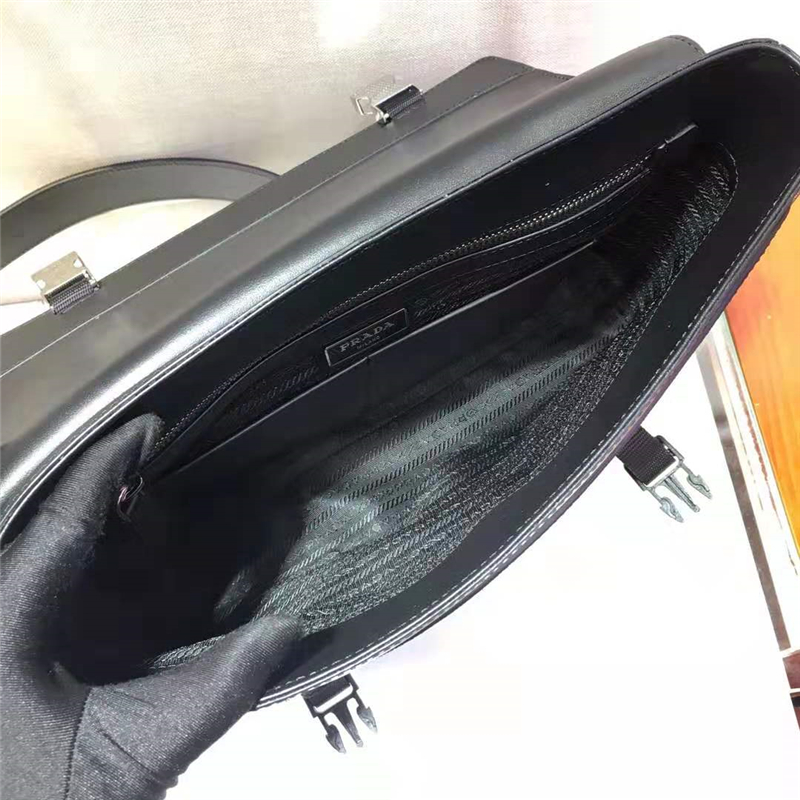 2VD018 Prada男包 十字紋牛皮 橫款 Prada斜挎包 普拉達單肩包 黑色