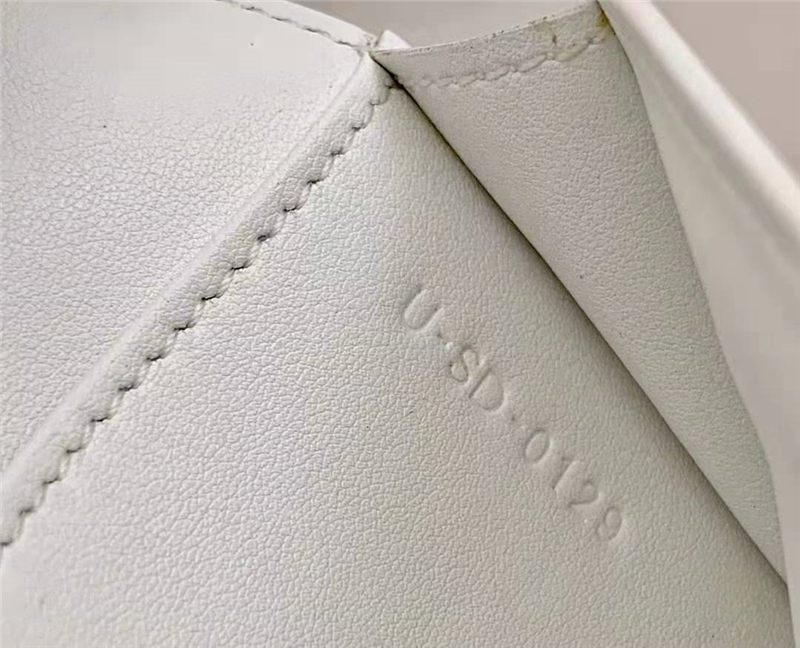 10B633 Celine賽琳 Strap 粒面小牛皮 大號錢夾 Celine錢包 白色