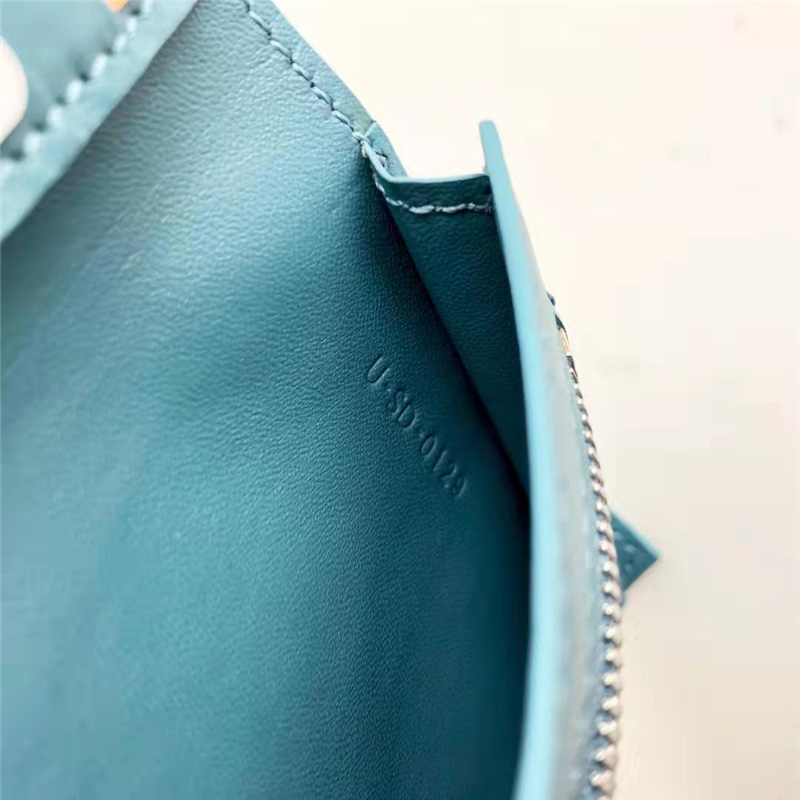 10B643 Celine賽琳 Strap錢包 粒面小牛皮 中號 Celine錢包 湖綠色