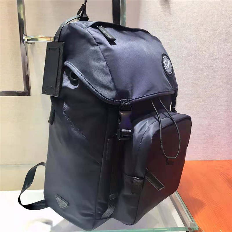 2VZ135 Prada雙肩包 ECONYL再生尼龍 Prada男士雙肩背包 灰標(biāo)