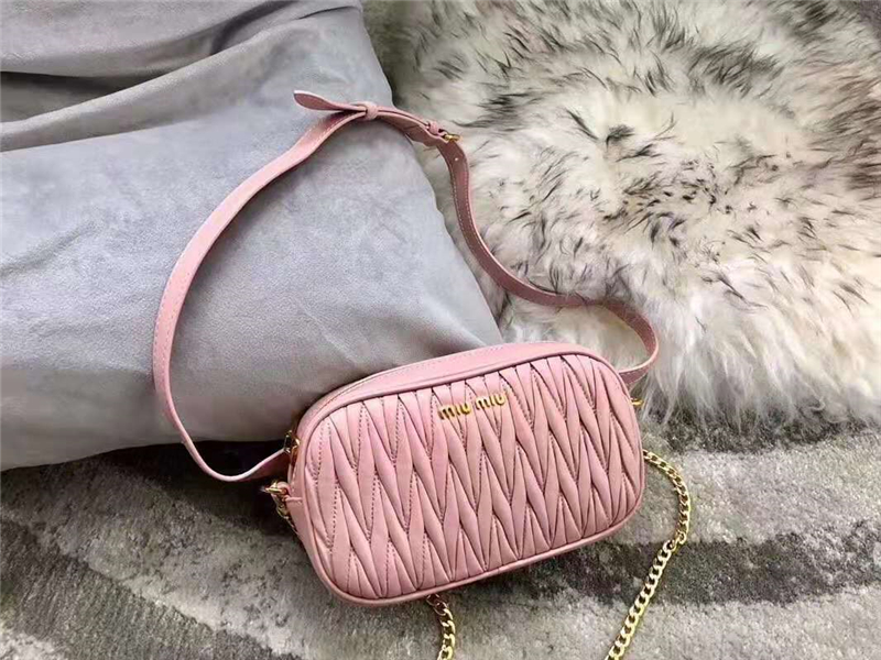 5BL005 MiuMiu繆繆 軟羊皮 經(jīng)典褶皺 拉鏈 腰包單肩包 粉色