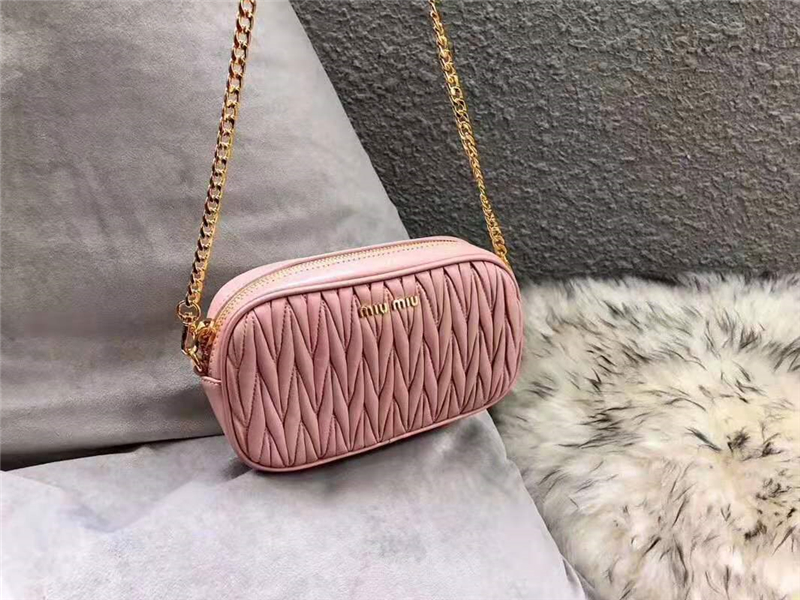 5BL005 MiuMiu繆繆 軟羊皮 經(jīng)典褶皺 拉鏈 腰包單肩包 粉色