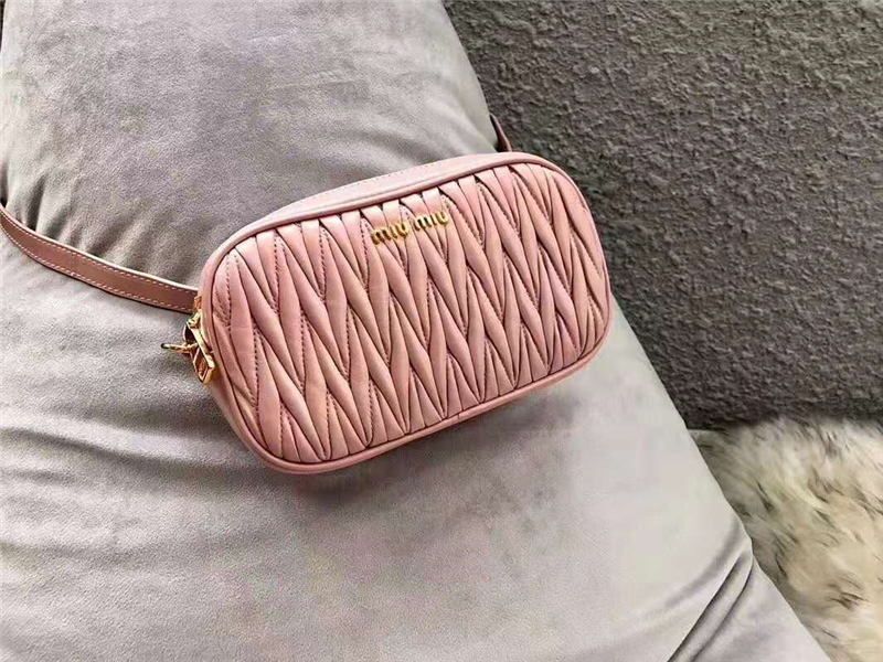 5BL005 MiuMiu繆繆 軟羊皮 經(jīng)典褶皺 拉鏈 腰包單肩包 粉色