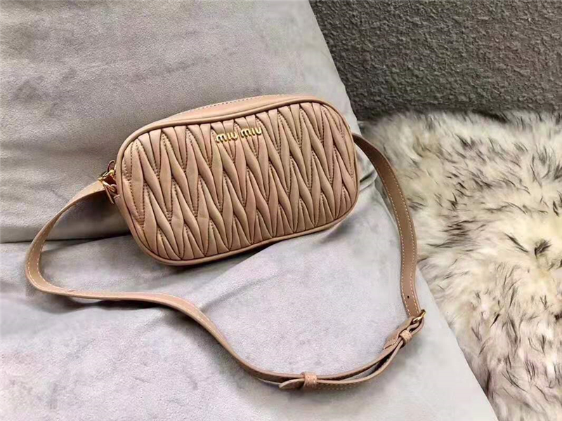 5BL005 MiuMiu繆繆 軟羊皮 經(jīng)典褶皺 拉鏈 腰包單肩包 卡其