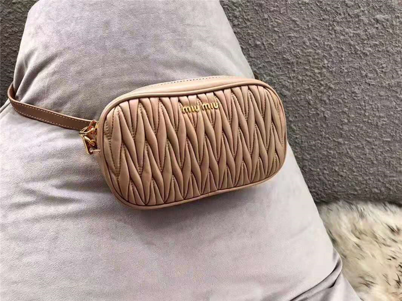 5BL005 MiuMiu繆繆 軟羊皮 經(jīng)典褶皺 拉鏈 腰包單肩包 卡其