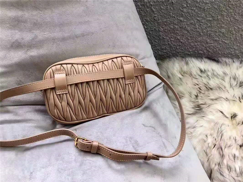 5BL005 MiuMiu繆繆 軟羊皮 經(jīng)典褶皺 拉鏈 腰包單肩包 卡其