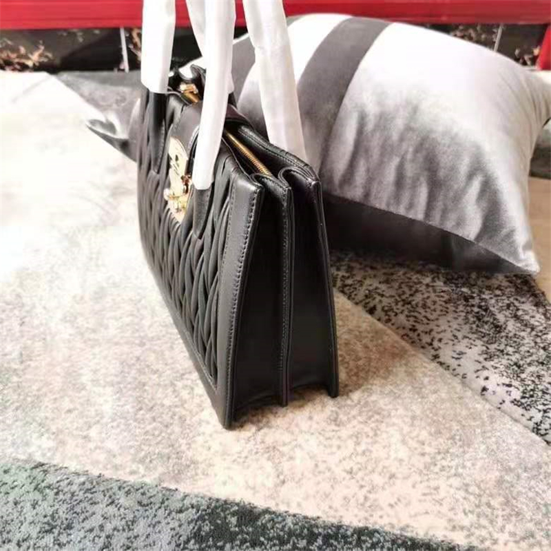 5BA126 MiuMiu專柜新款 小羊皮 翻蓋鎖扣 繆繆手提斜跨包 黑色