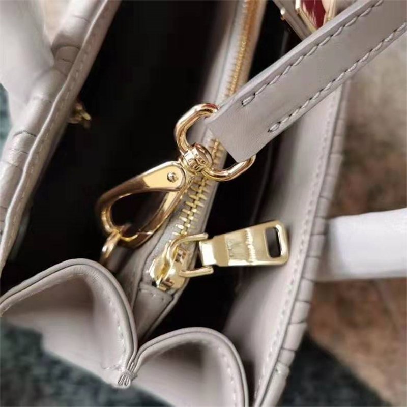 5BA126 MiuMiu專柜新款 小羊皮 翻蓋鎖扣 繆繆手提斜跨包 淺灰