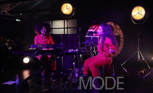 法國古巴混血姐妹組合IBEYI亮相卡地亞Juste un Clou系列藝術(shù)設(shè)計展并精彩獻(xiàn)唱。