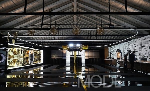 卡地亞Juste un Clou系列藝術(shù)設(shè)計展。