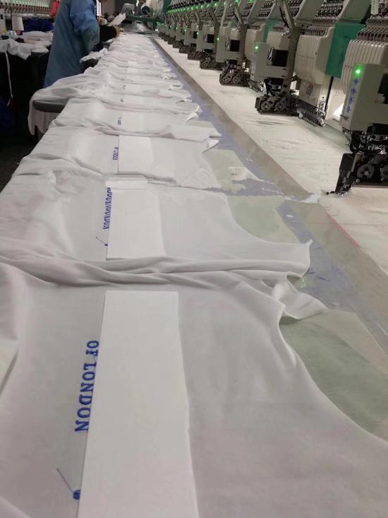 微商在朋友圈展示高仿貨的生產(chǎn)過程