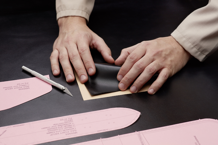 LV讓90年前的Logo回歸? 這款櫻花粉、奶霜白夢幻配色真的太美了! -4