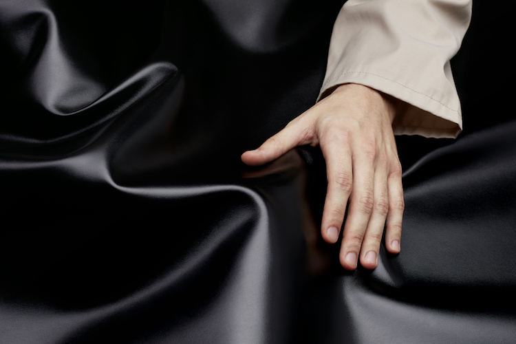 LV讓90年前的Logo回歸? 這款櫻花粉、奶霜白夢幻配色真的太美了! -2