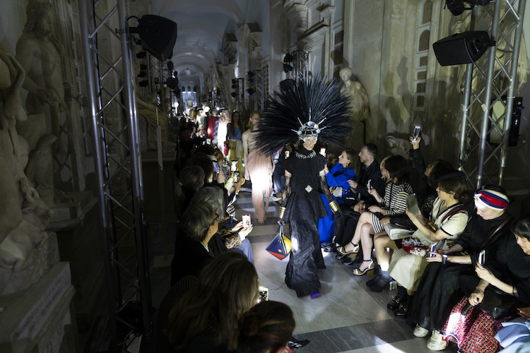 Gucci新包是仙女在背的!葛麗絲凱莉王妃專屬圖案變水桶包、托特包超浪漫-2