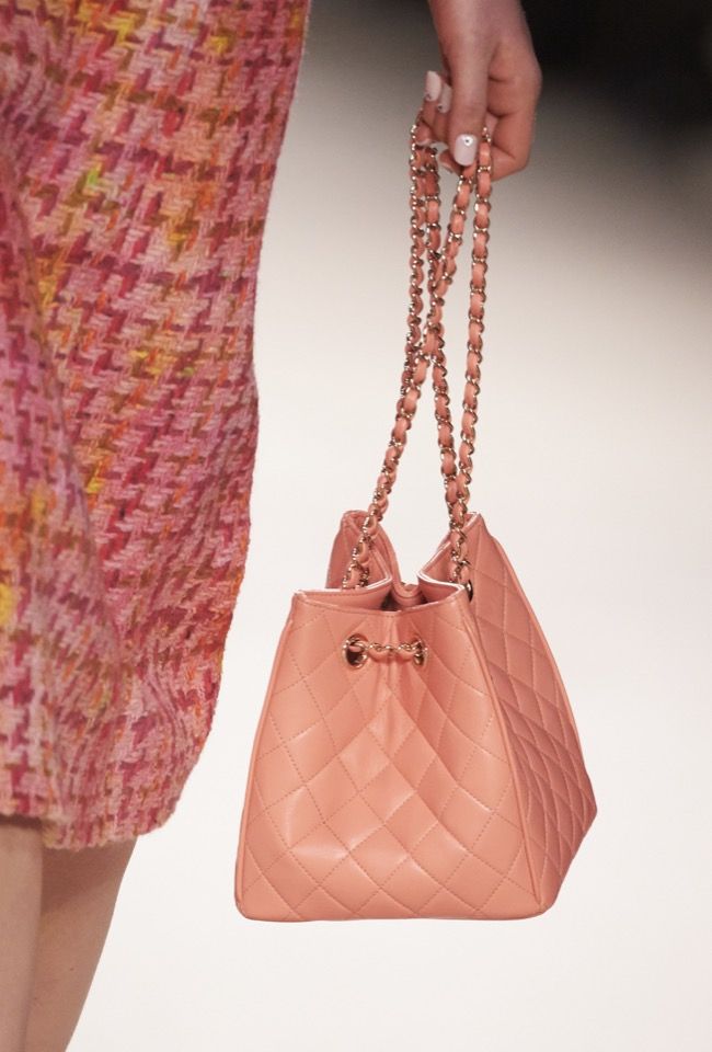 Chanel 珊瑚色手袋售價待定