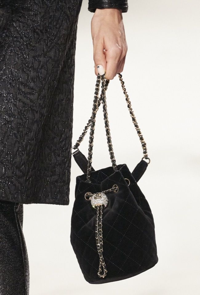 Chanel 黑色絲絨水桶袋$28,900