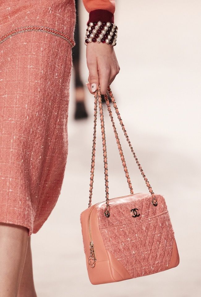 Chanel 珊瑚色Tweed 料手挽袋售價待定