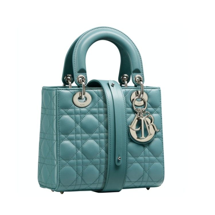 Dior 蒙田包、黛妃包全都換上「蔚藍色」! 這10款夏日感十足的包,每一個都用時髦的設計帶妳去度假!-8