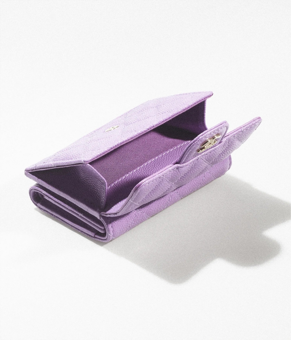 閃亮的紫色粒面小牛皮體現輕松的高級感。
