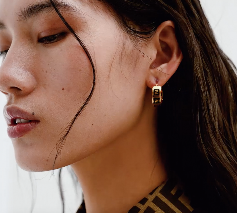 模特兒示范FENDI Forever Earrings。