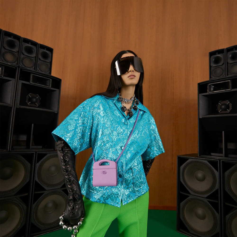 模特兒演繹Gucci GG Marmont Top Handle Card Case Wallet。