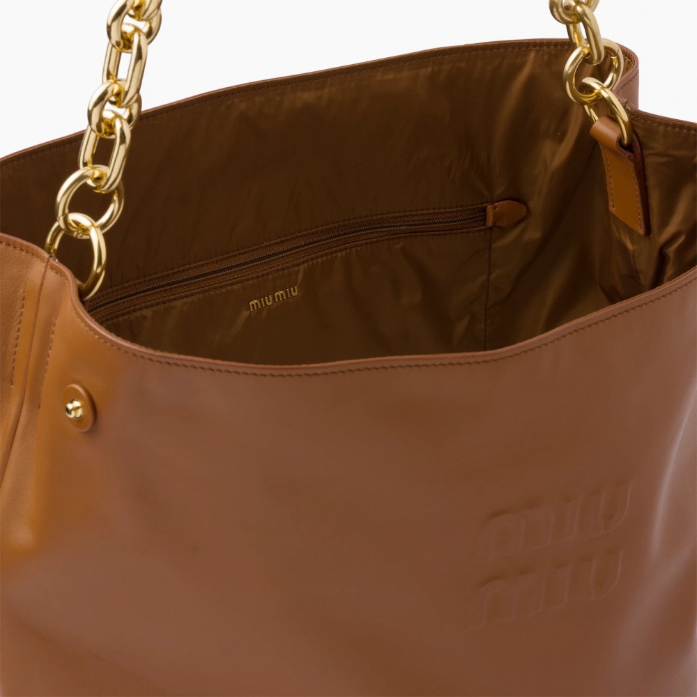 柔軟的褐色皮革打造。